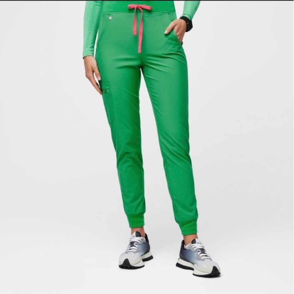 women’s FIGS Safety Green Zamora Jogger Free-x size Medium Tall.